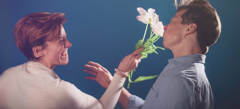 Woman attacks man with flowers